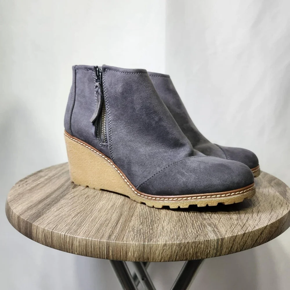 Toms Grey Faux Suede Wedge Heel Ankle Side Zip Booties Shoe size 10